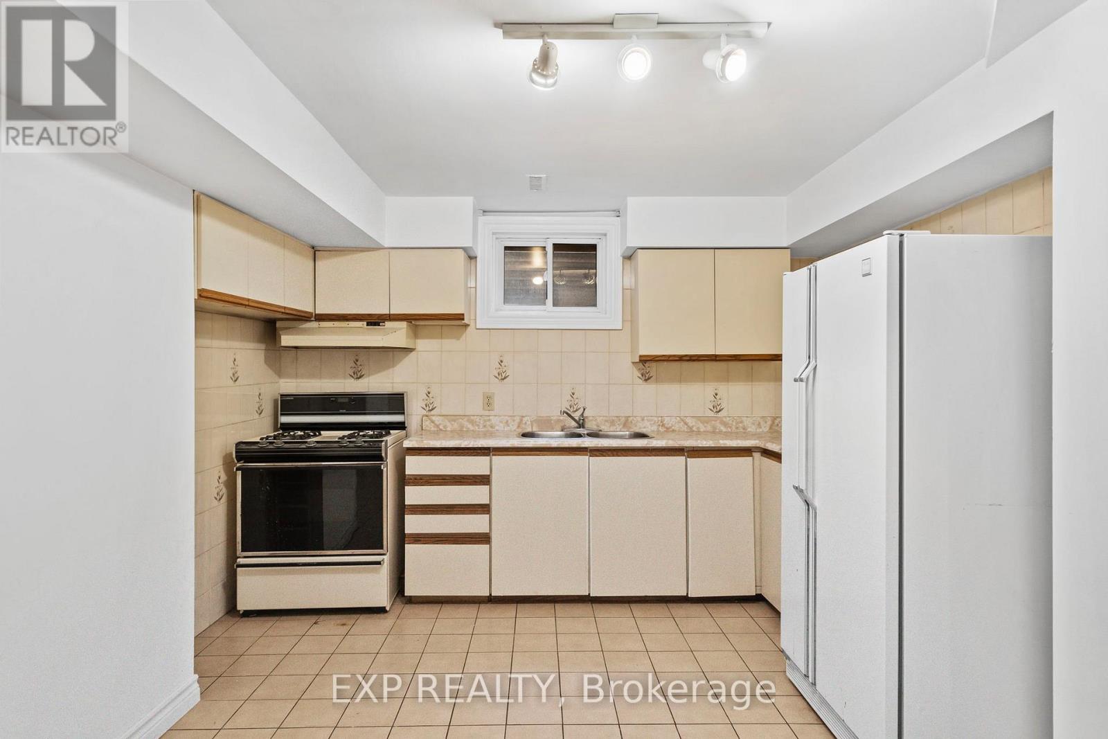 17 Gordon Rowe Crescent, Richmond Hill, Ontario L4C 8S3 - Photo 38 - N12913628