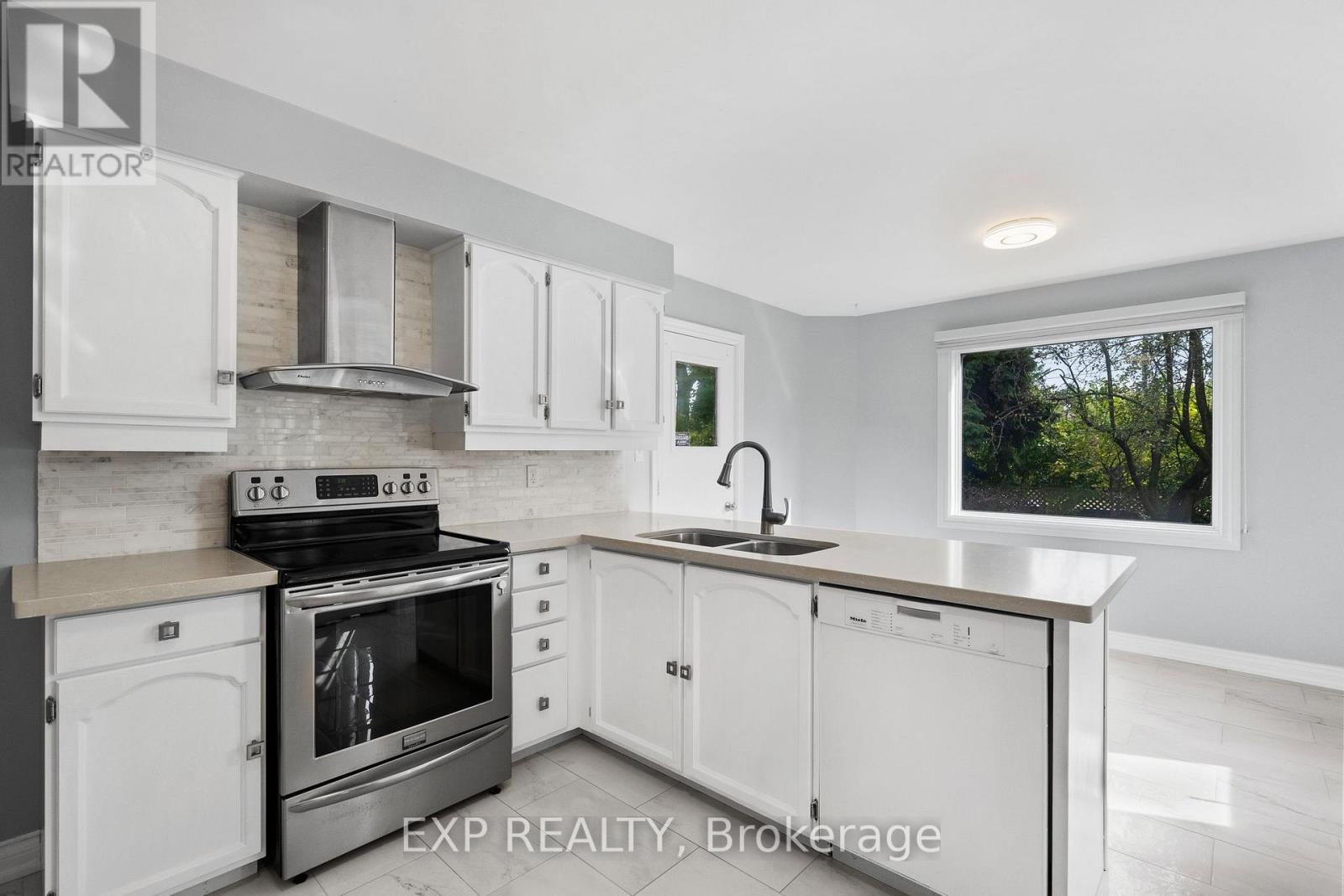 17 Gordon Rowe Crescent, Richmond Hill, Ontario L4C 8S3 - Photo 8 - N12913628