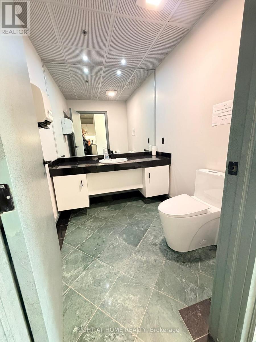 26 - 160 Applewood Crescent, Vaughan, Ontario  L4K 4H2 - Photo 5 - N12913772