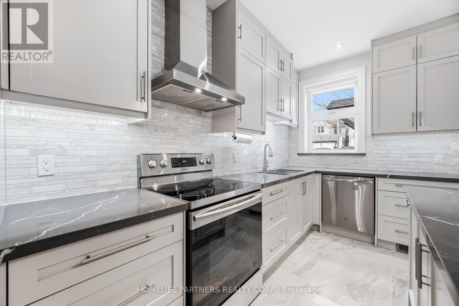 511 Indian Grove, Toronto, Ontario  M6P 2J1 - Photo 6 - W12907326