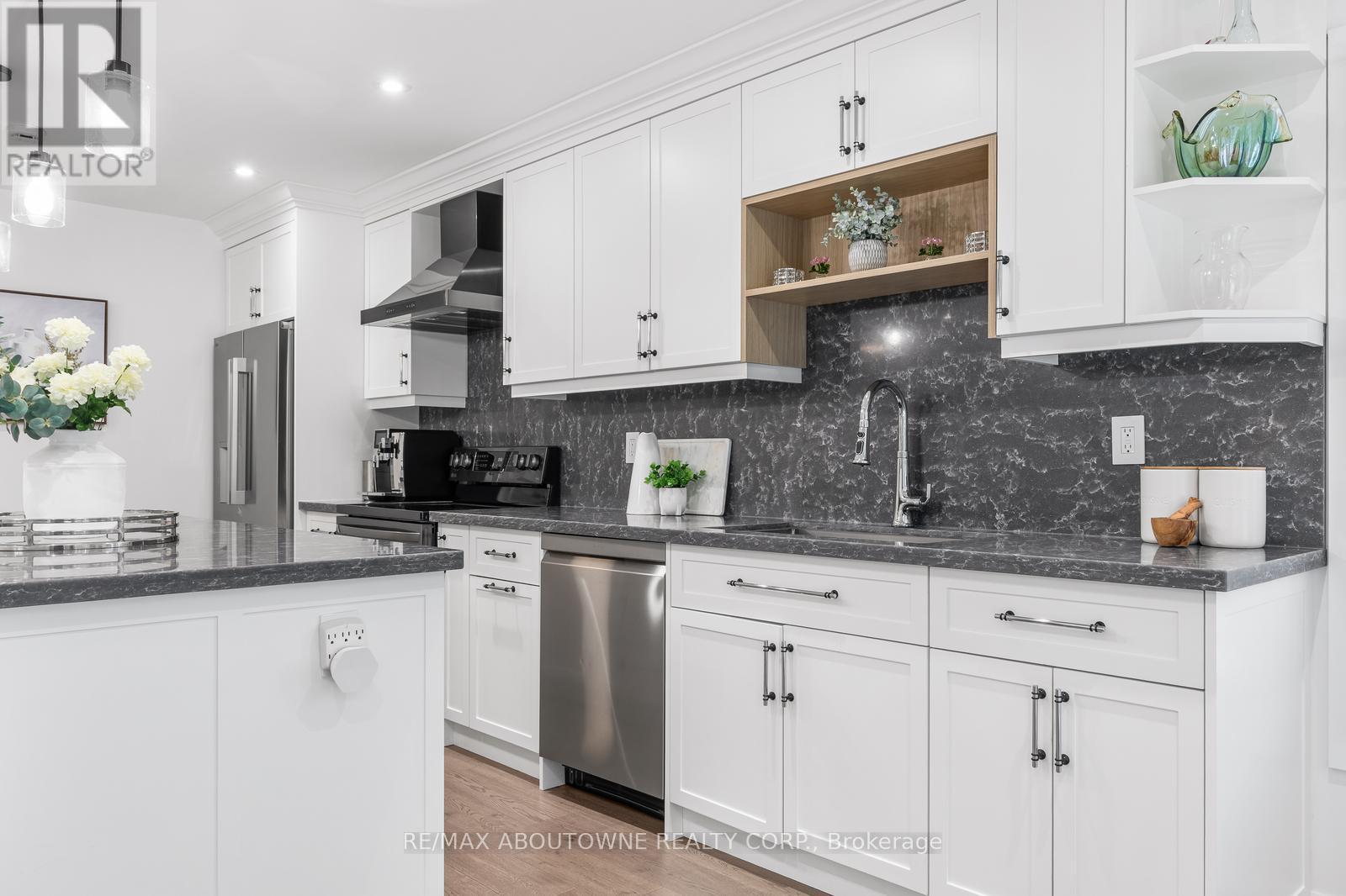 1324 Birchcliff Drive, Oakville, Ontario  L6M 2A4 - Photo 17 - W12911690