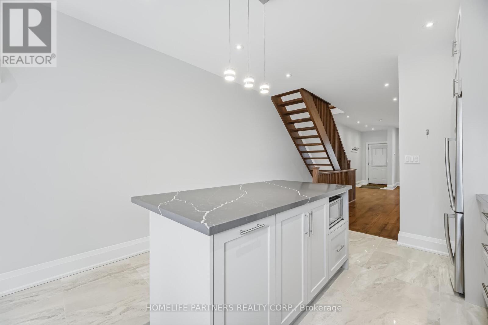 511 Indian Grove, Toronto, Ontario  M6P 2J1 - Photo 8 - W12907326