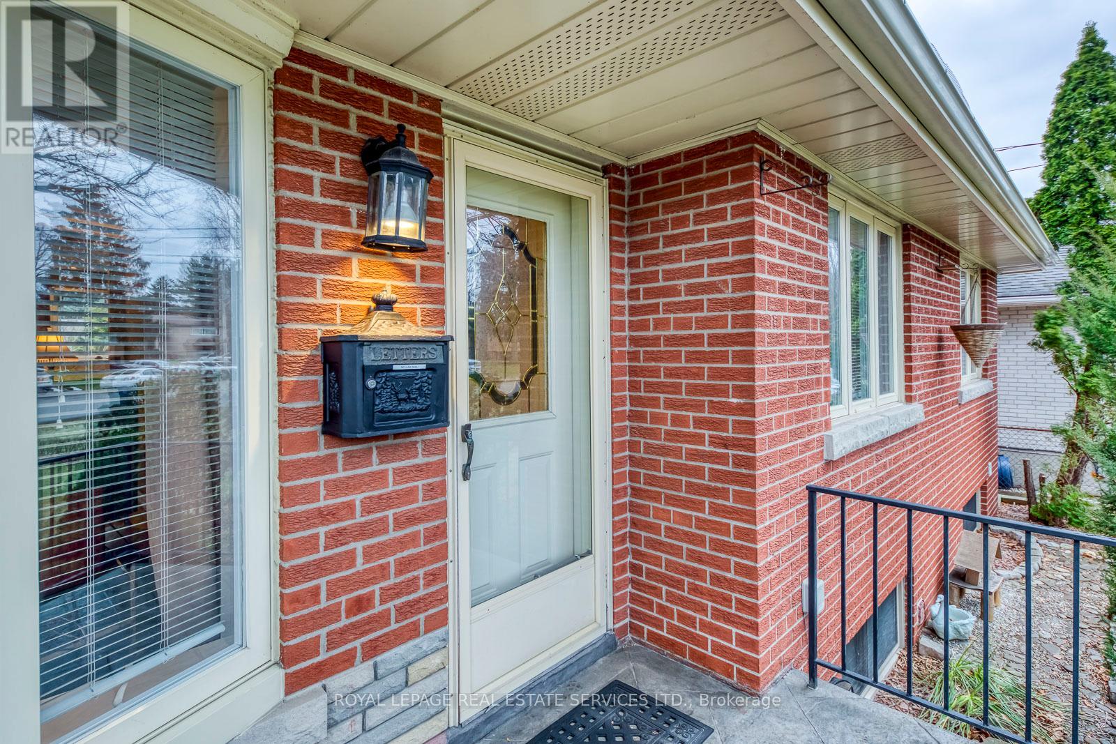 1607 Ewald Road, Mississauga, Ontario  L5G 4C4 - Photo 3 - W12913452