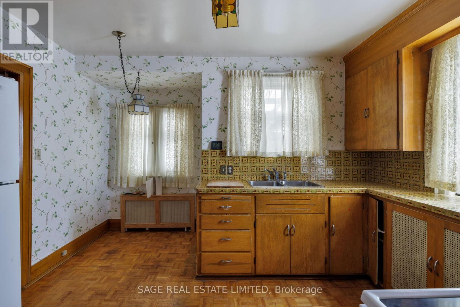 29 Strath Avenue, Toronto (Kingsway South), Ontario  M8X 1R2 - Photo 16 - W12913540