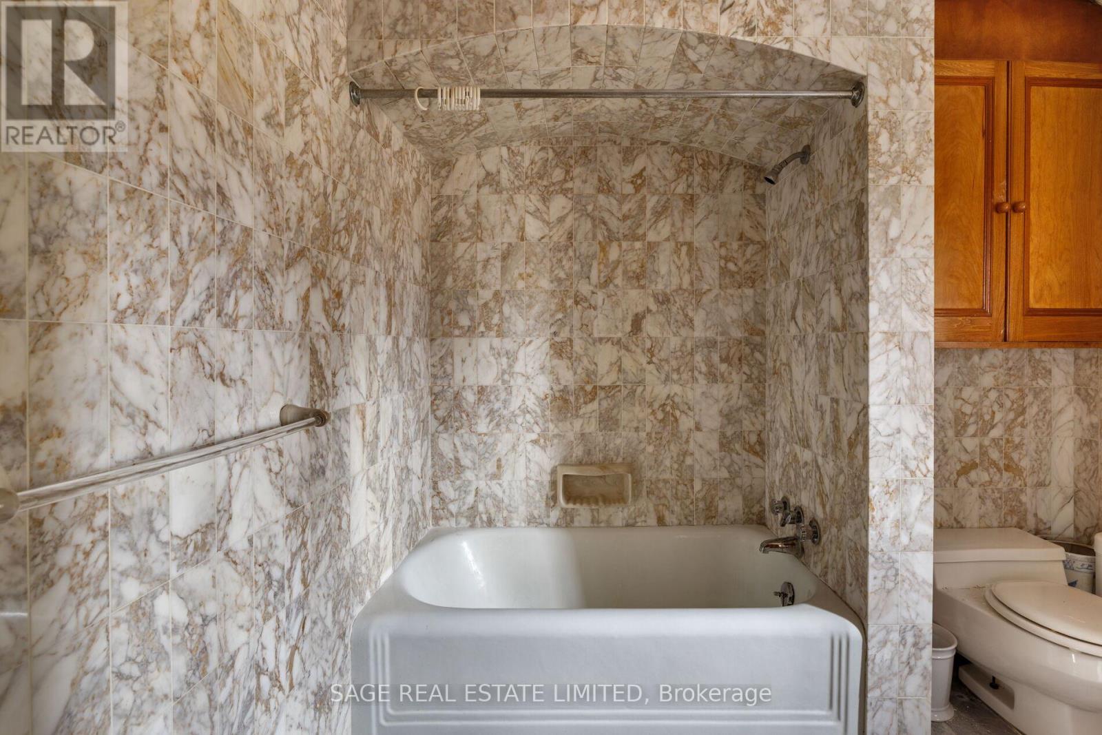 29 Strath Avenue, Toronto (Kingsway South), Ontario  M8X 1R2 - Photo 23 - W12913540