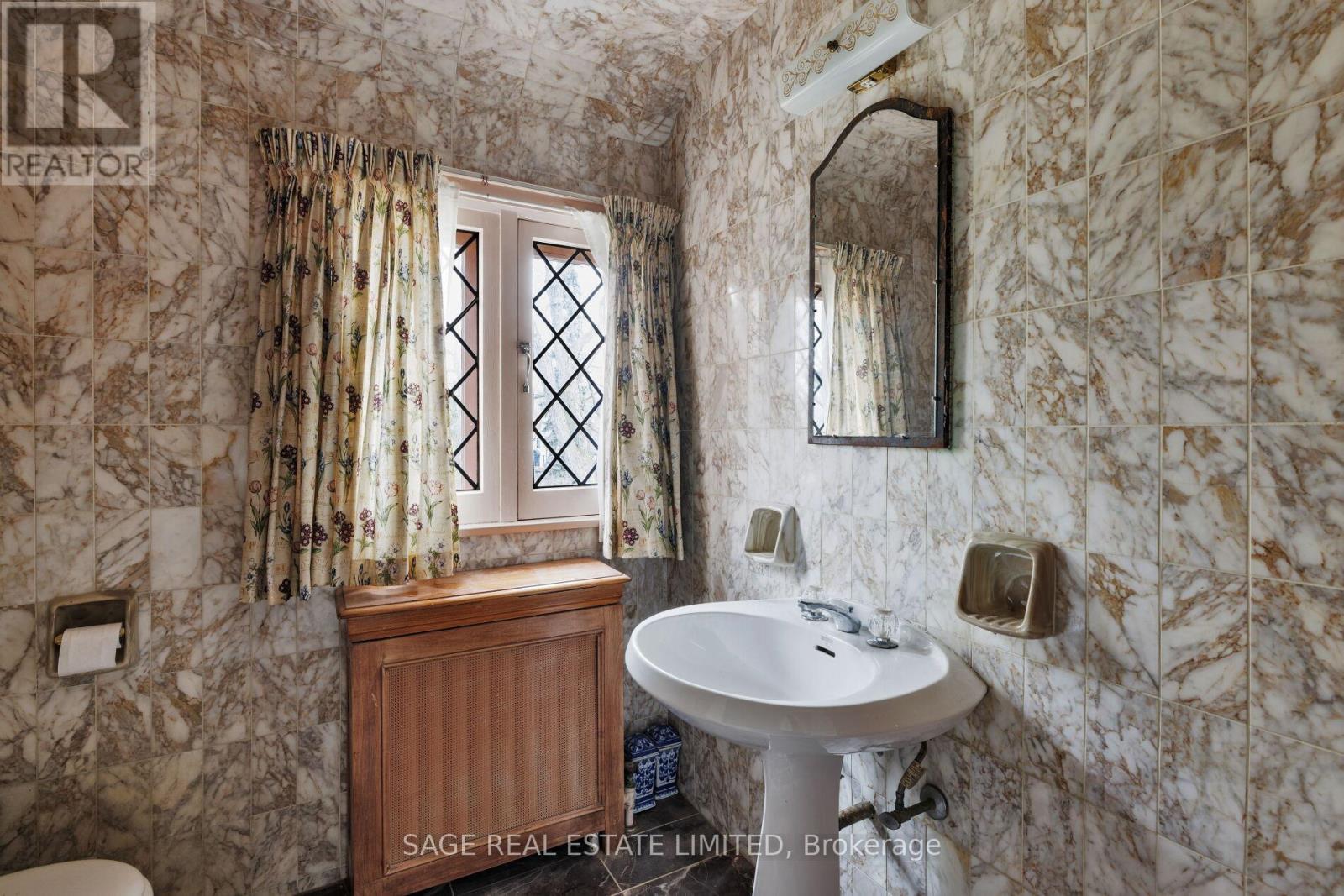 29 Strath Avenue, Toronto (Kingsway South), Ontario  M8X 1R2 - Photo 24 - W12913540