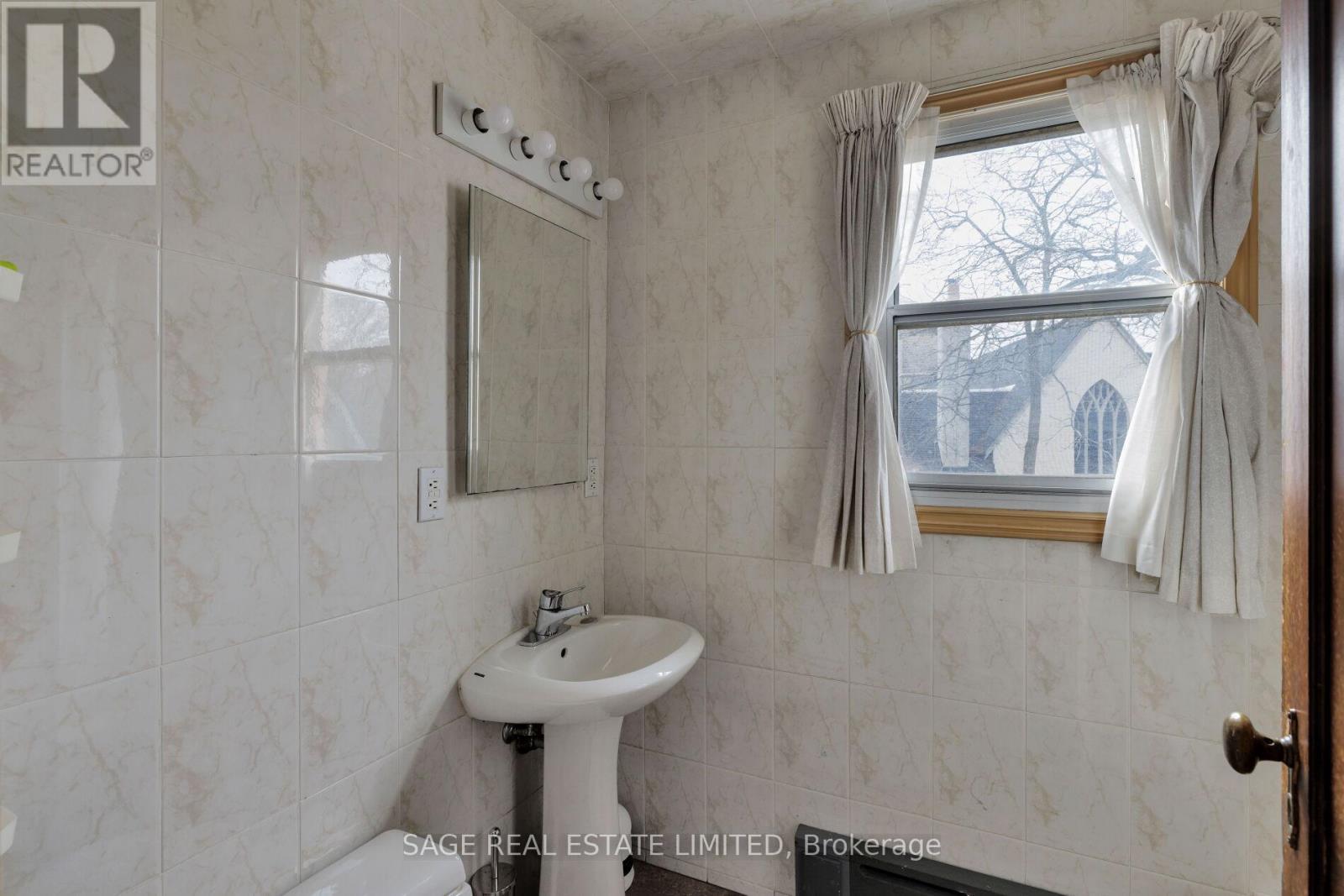 29 Strath Avenue, Toronto (Kingsway South), Ontario  M8X 1R2 - Photo 29 - W12913540