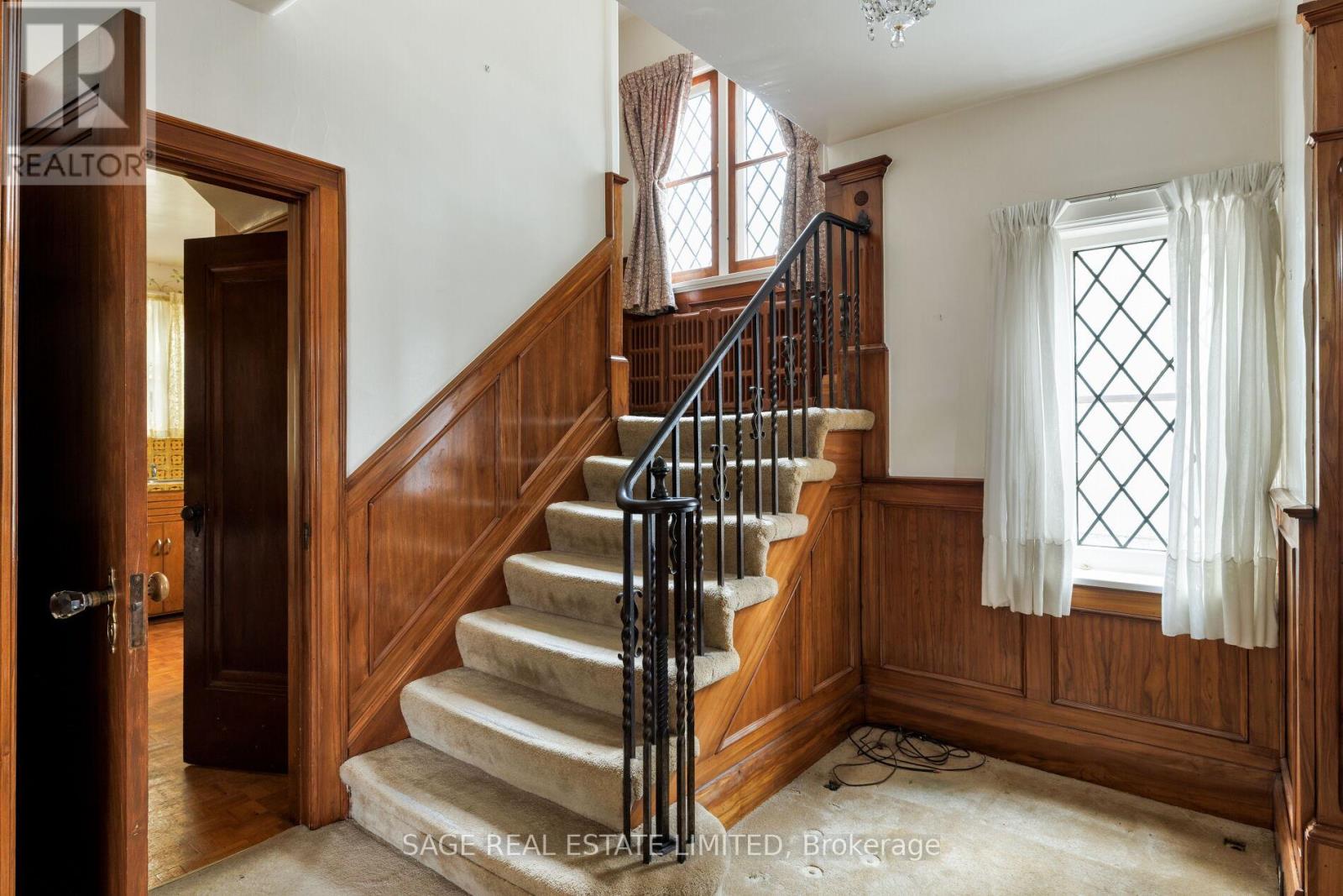 29 Strath Avenue, Toronto (Kingsway South), Ontario  M8X 1R2 - Photo 5 - W12913540