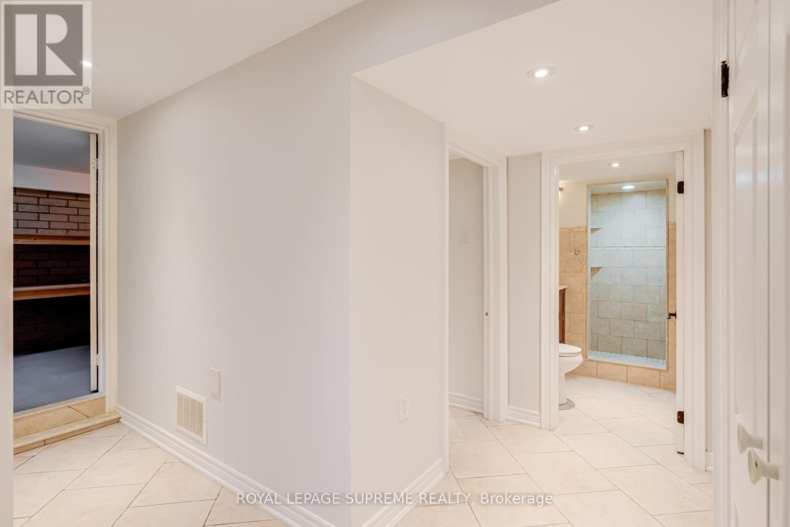 18 Fairweather Road, Toronto (Brookhaven-Amesbury), Ontario  M6M 4C7 - Photo 15 - W12913570