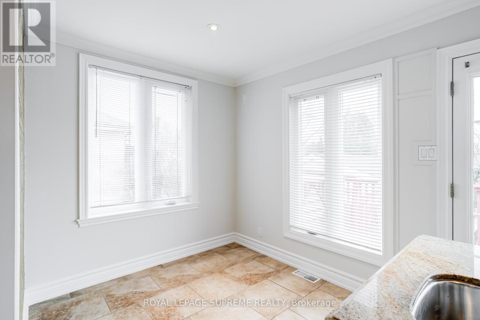 18 Fairweather Road, Toronto (Brookhaven-Amesbury), Ontario  M6M 4C7 - Photo 9 - W12913570