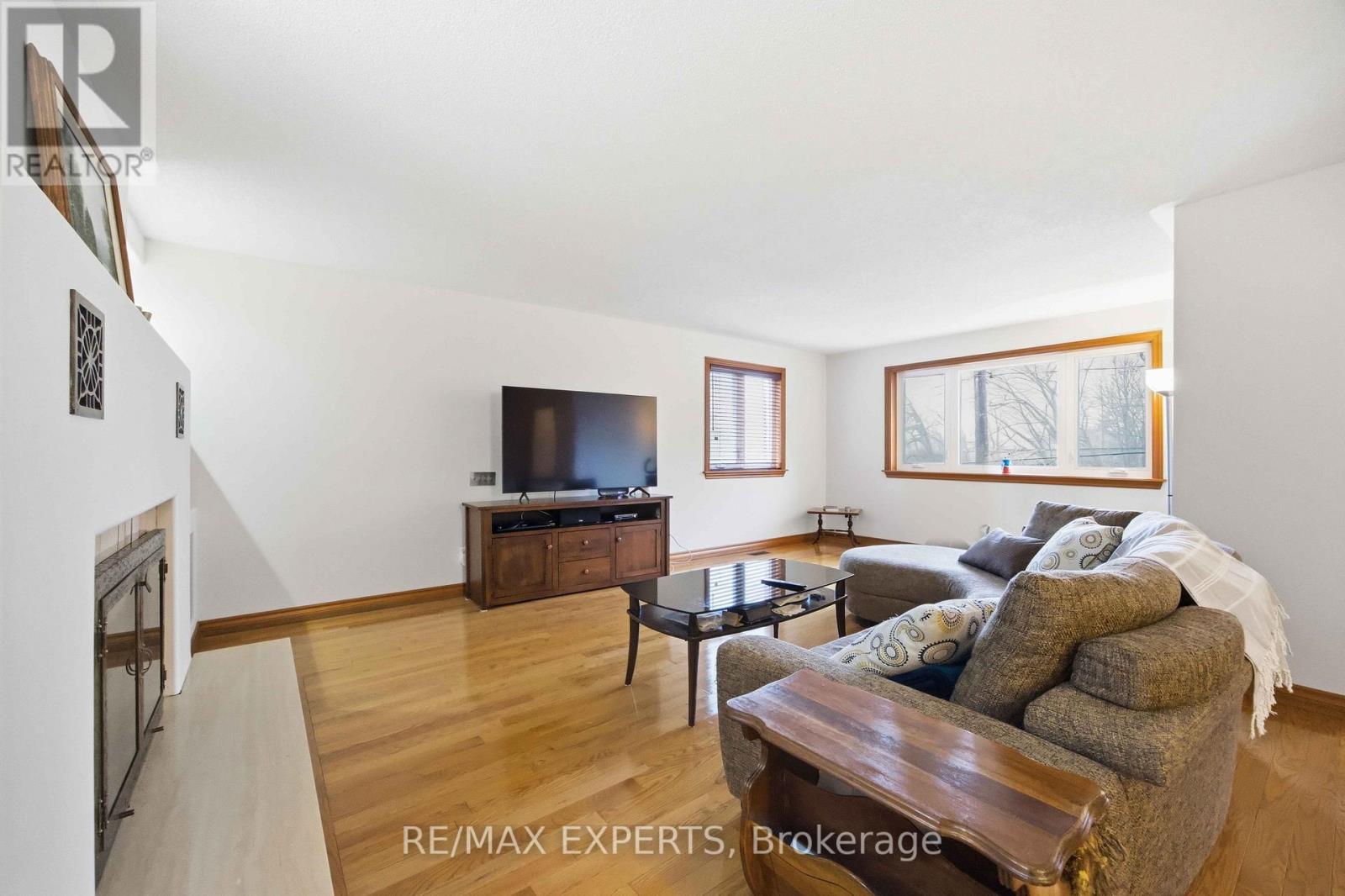 63 Riverside Drive, Toronto (Humber Summit), Ontario  M9L 1J2 - Photo 7 - W12913584