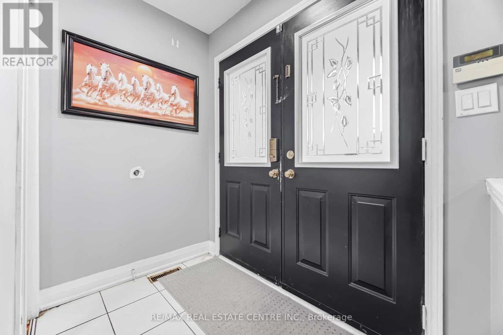 28 Mount Fuji Crescent, Brampton, Ontario  L6R 2L3 - Photo 7 - W12913618