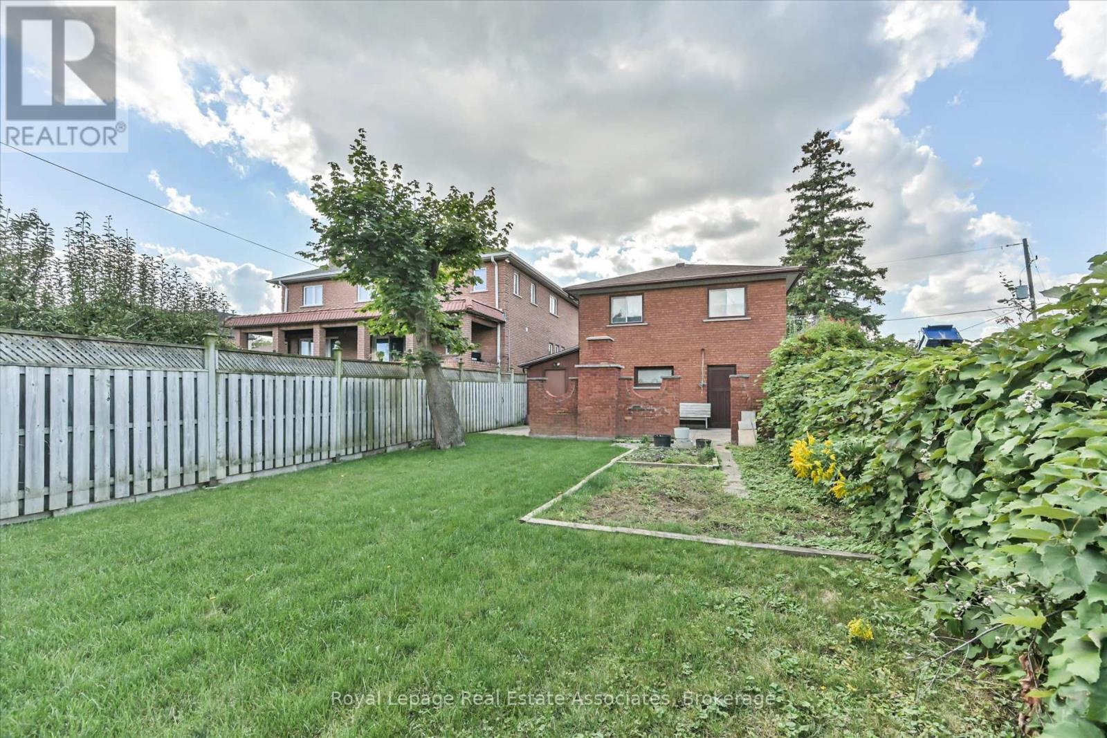 135 Jay Street, Toronto, Ontario  M6L 2M3 - Photo 39 - W12913646