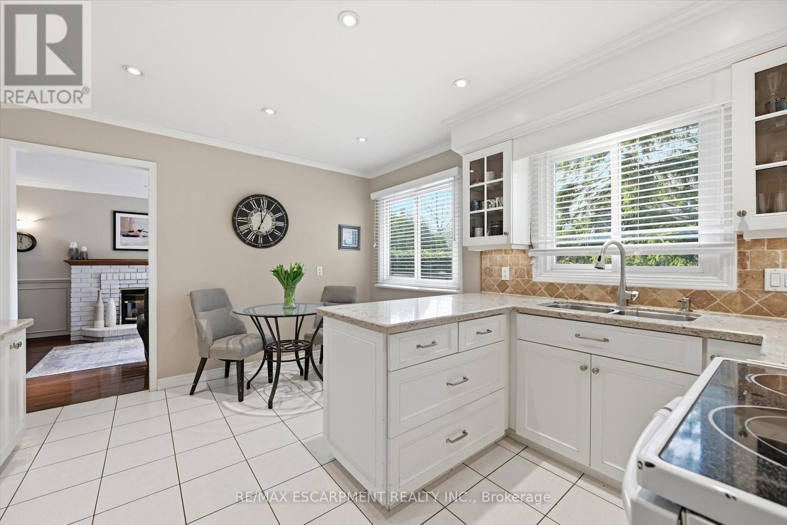 478 Featherstone Court, Burlington (Shoreacres), Ontario  L7L 5K1 - Photo 13 - W12913670