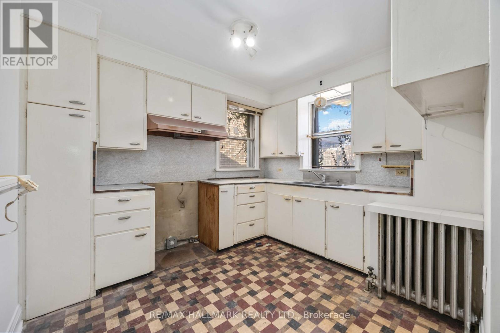 16 Bermuda Avenue, Toronto, Ontario  M8Y 2P5 - Photo 14 - W12913790