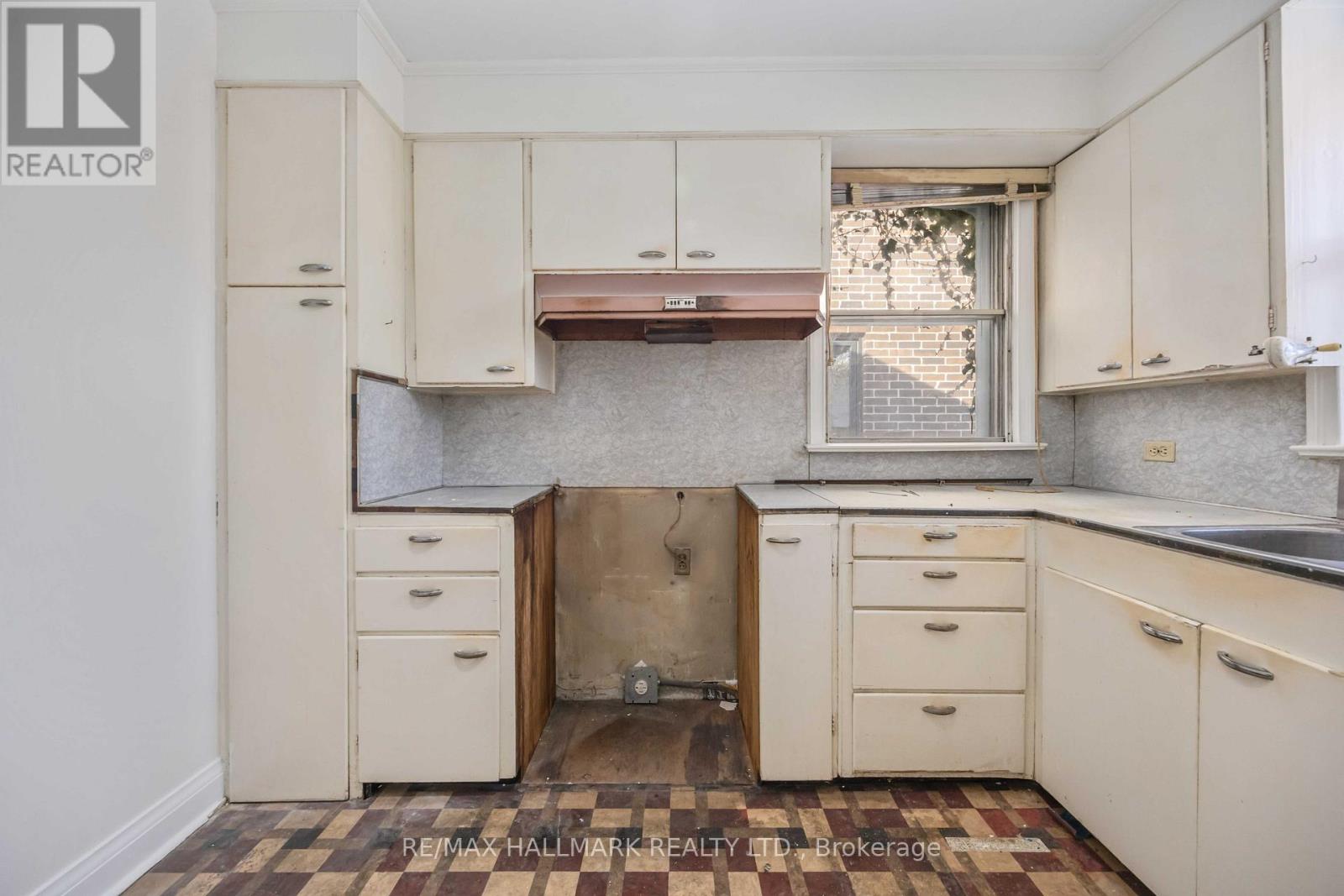 16 Bermuda Avenue, Toronto, Ontario  M8Y 2P5 - Photo 15 - W12913790