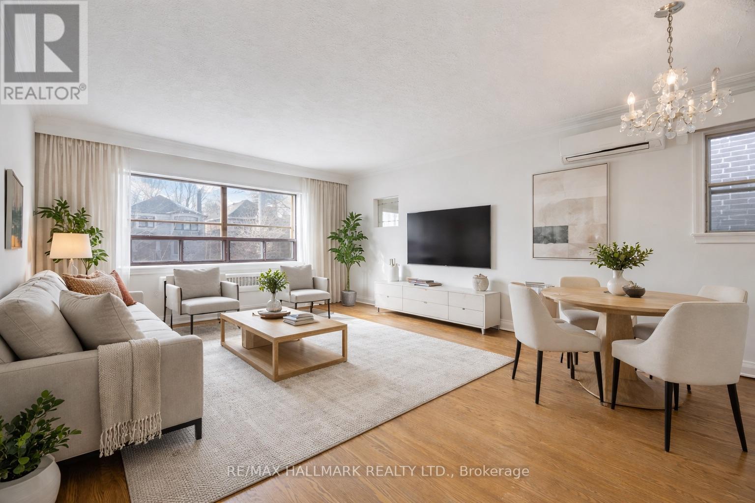 16 Bermuda Avenue, Toronto, Ontario  M8Y 2P5 - Photo 4 - W12913790