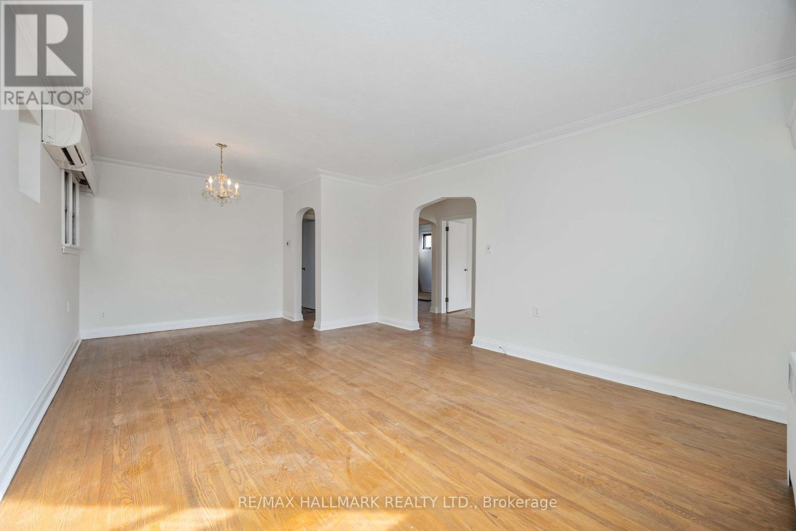 16 Bermuda Avenue, Toronto, Ontario  M8Y 2P5 - Photo 8 - W12913790