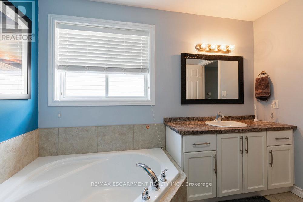 16 Avatar Place, Hamilton, Ontario  L0R 1W0 - Photo 19 - X12913568