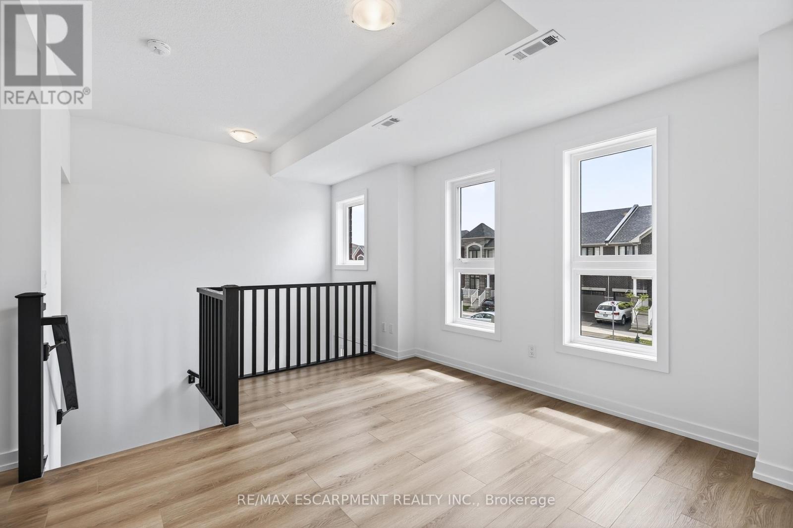 55 Great Falls Boulevard, Hamilton, Ontario  L8B 2A9 - Photo 5 - X12913726