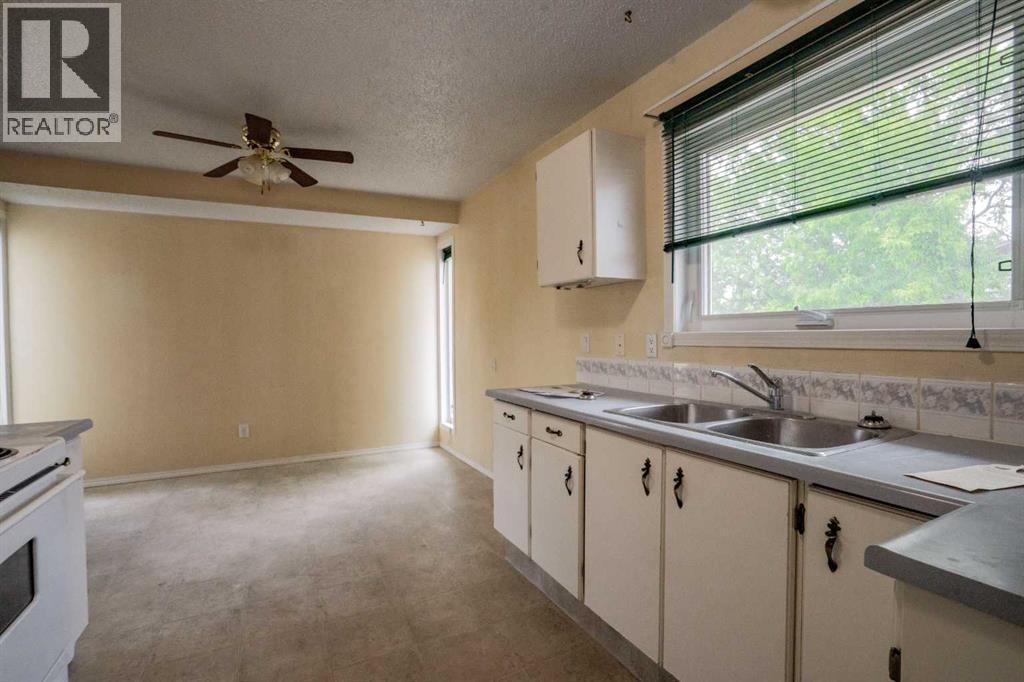 8325 101 Ave, Peace River, Alberta  T8S 1N2 - Photo 5 - A2274660