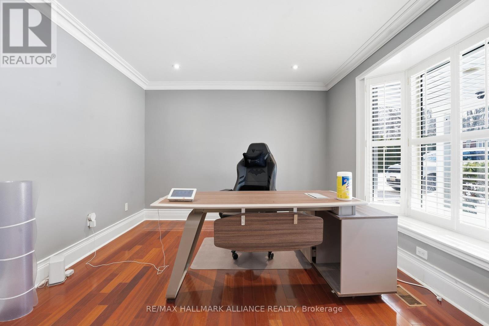 2413 Robin Drive, Mississauga, Ontario  L5K 1S8 - Photo 3 - W12828554