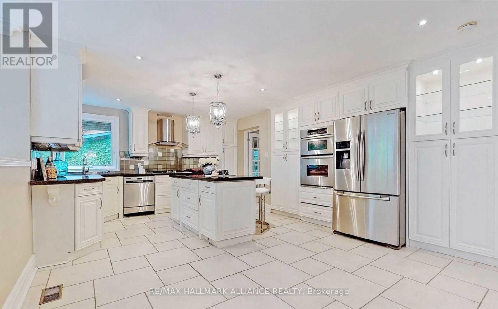 2413 Robin Drive, Mississauga, Ontario  L5K 1S8 - Photo 8 - W12828554