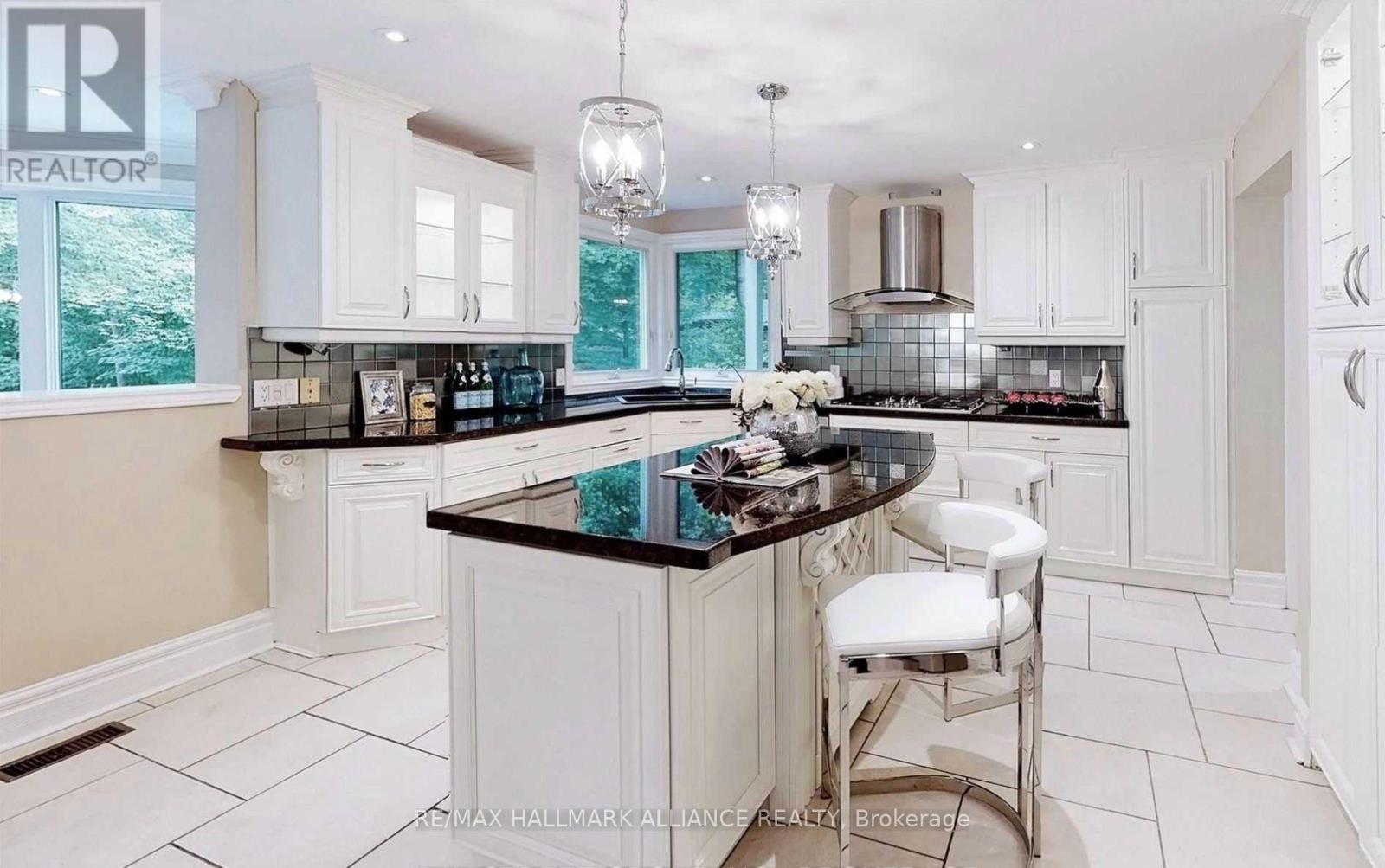 2413 Robin Drive, Mississauga, Ontario  L5K 1S8 - Photo 9 - W12828554