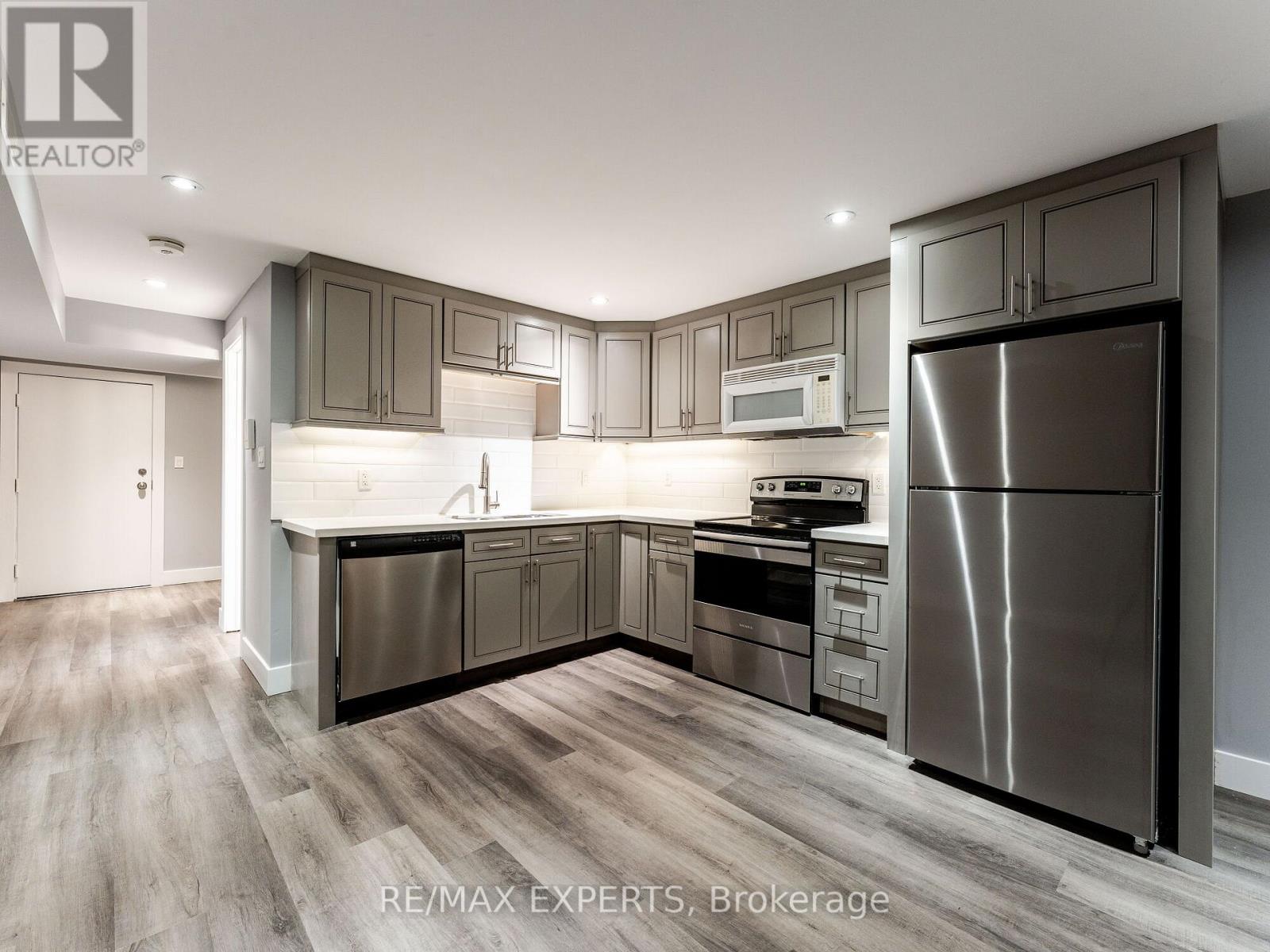 2 Hyde Avenue, Toronto, Ontario  M6M 1J3 - Photo 15 - W12912784