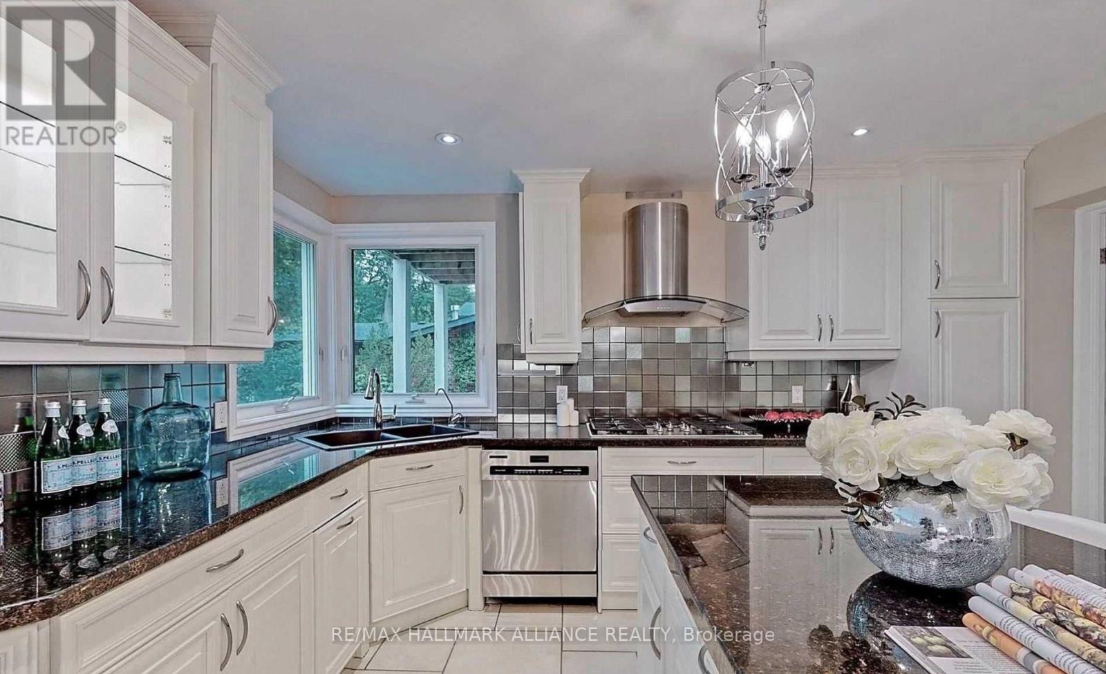 2413 Robin Drive, Mississauga, Ontario  L5K 1S8 - Photo 11 - W12828554