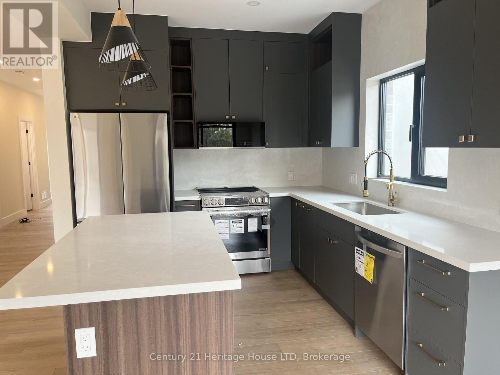 24a Valley Road, St. Catharines, Ontario  L2S 1Y6 - Photo 6 - X12913988