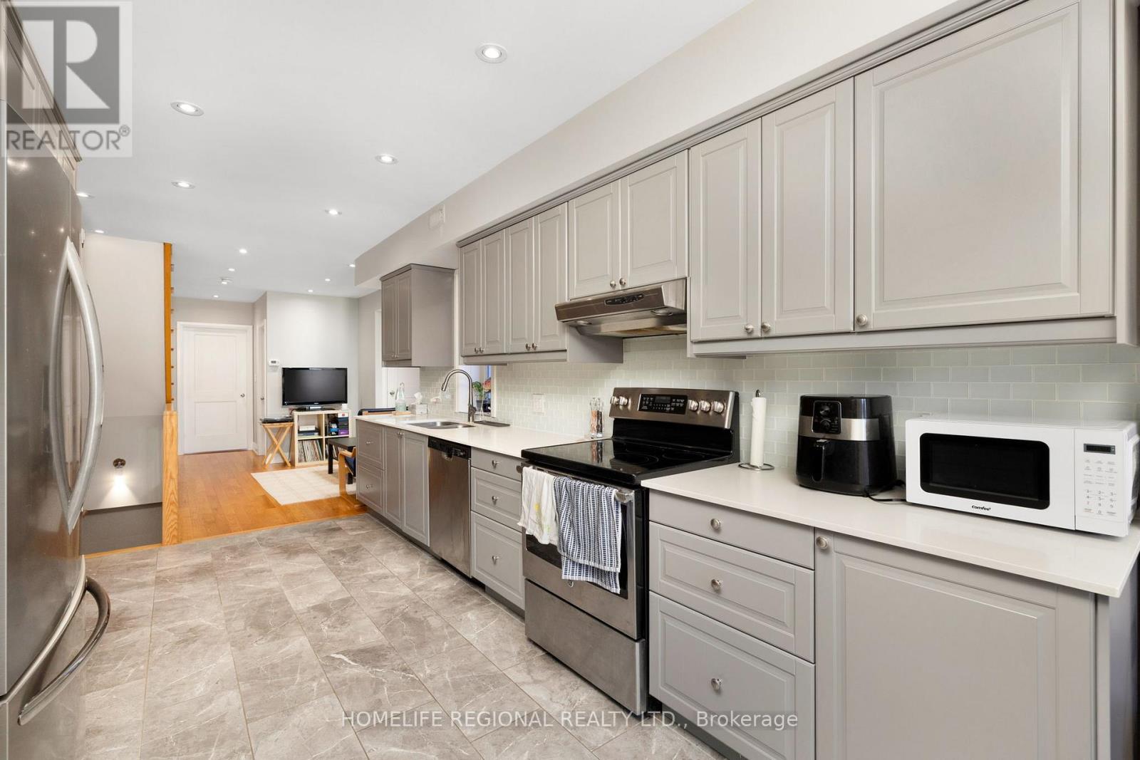 204 Roxton Road, Toronto, Ontario  M6J 2Y5 - Photo 14 - C12913826