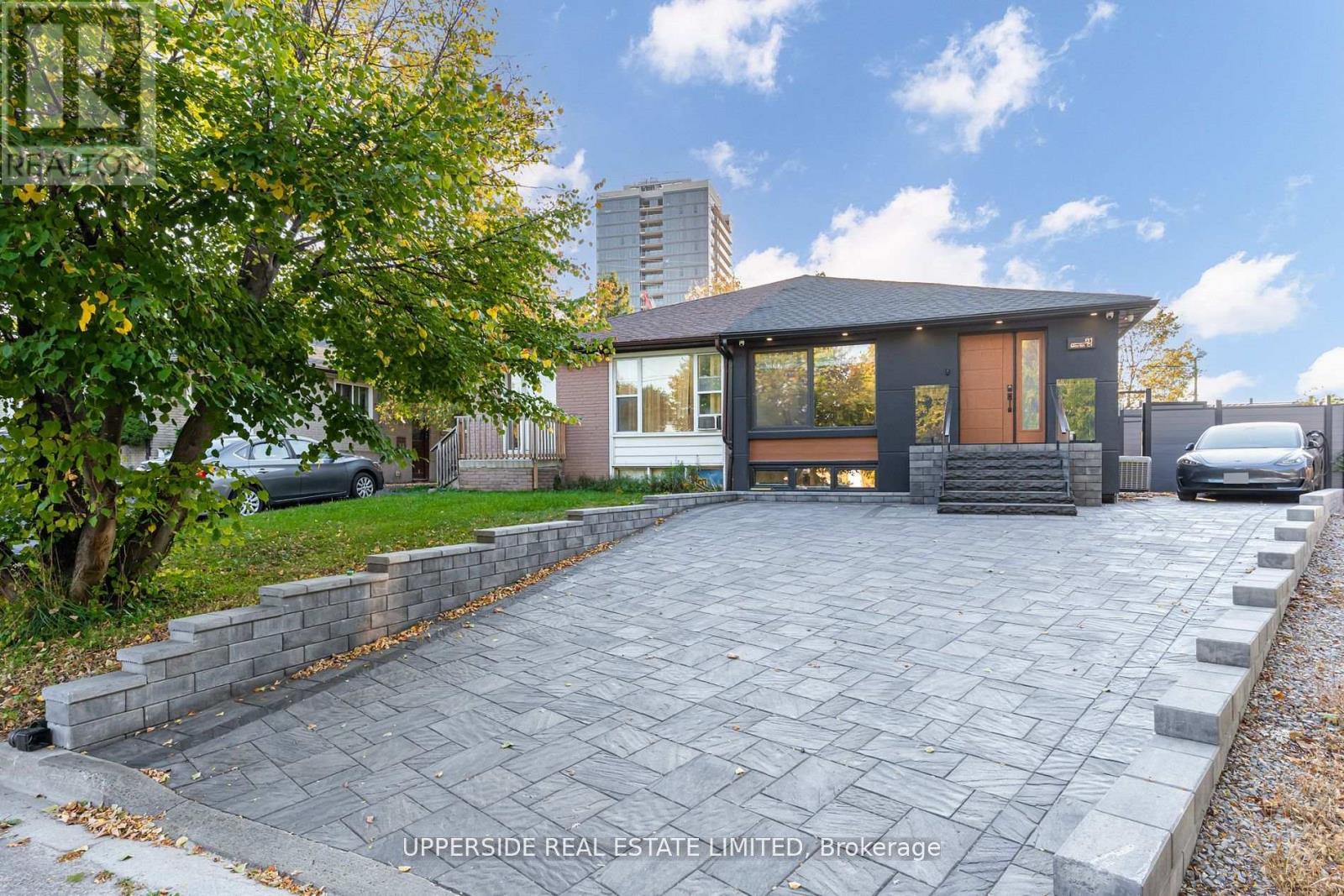 61 Marlin Court, Newmarket, Ontario  L3Y 2W7 - Photo 4 - N12913866