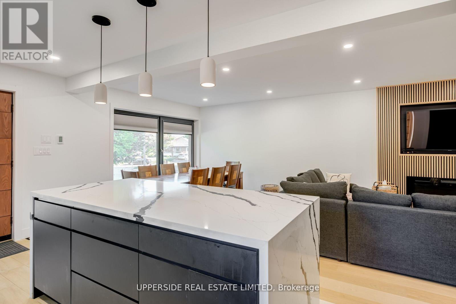 61 Marlin Court, Newmarket, Ontario  L3Y 2W7 - Photo 9 - N12913866