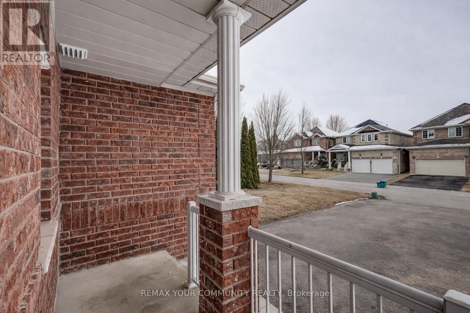 2 Laurelbank Crescent, Georgina, Ontario  L4P 4H6 - Photo 4 - N12913896