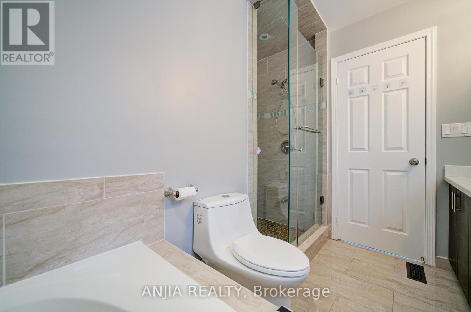 96 Castlemore Avenue, Markham, Ontario  L6C 2G9 - Photo 30 - N12913900