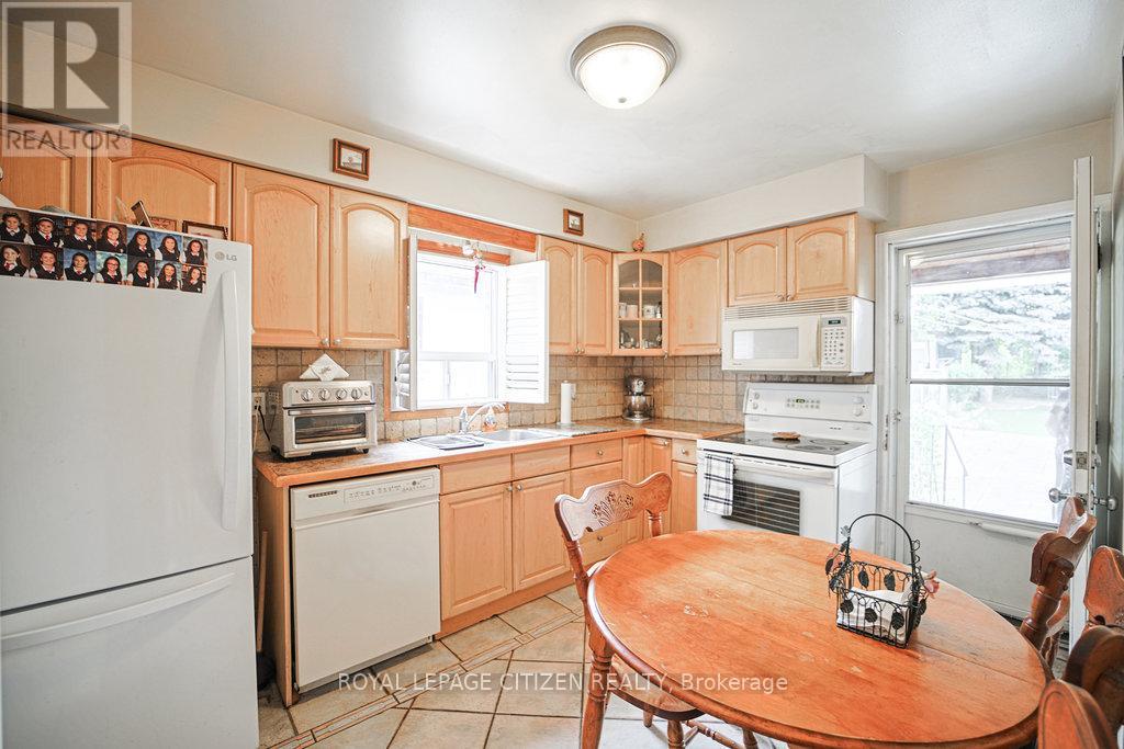 347 Harvie Avenue, Toronto, Ontario  M6E 4L6 - Photo 10 - W12913816