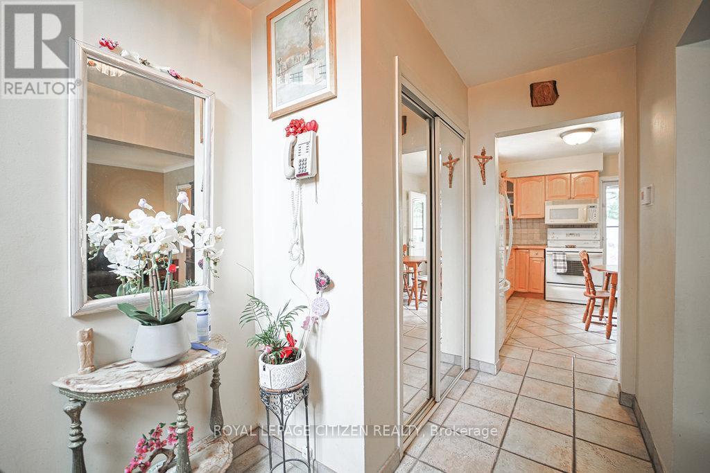 347 Harvie Avenue, Toronto, Ontario  M6E 4L6 - Photo 8 - W12913816