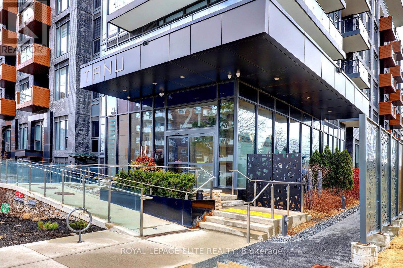 318 - 21 Park Street E, Mississauga, Ontario  L5G 0C2 - Photo 2 - W12913818