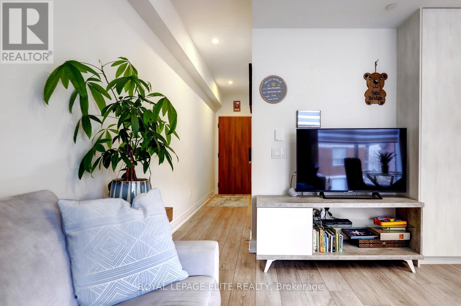 318 - 21 Park Street E, Mississauga, Ontario  L5G 0C2 - Photo 6 - W12913818