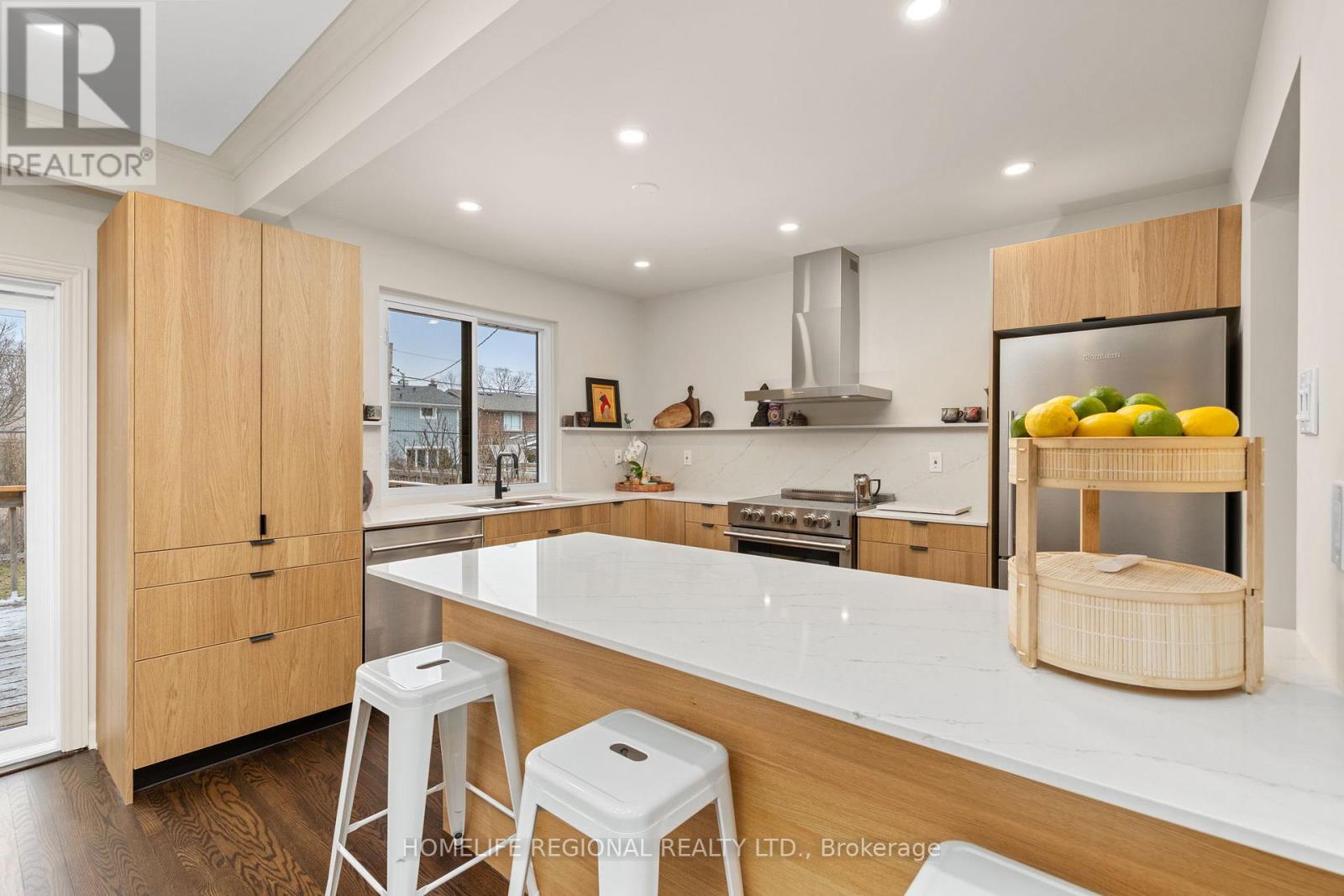 42 Manorhampton Drive, Toronto, Ontario  M9P 1E2 - Photo 10 - W12913894