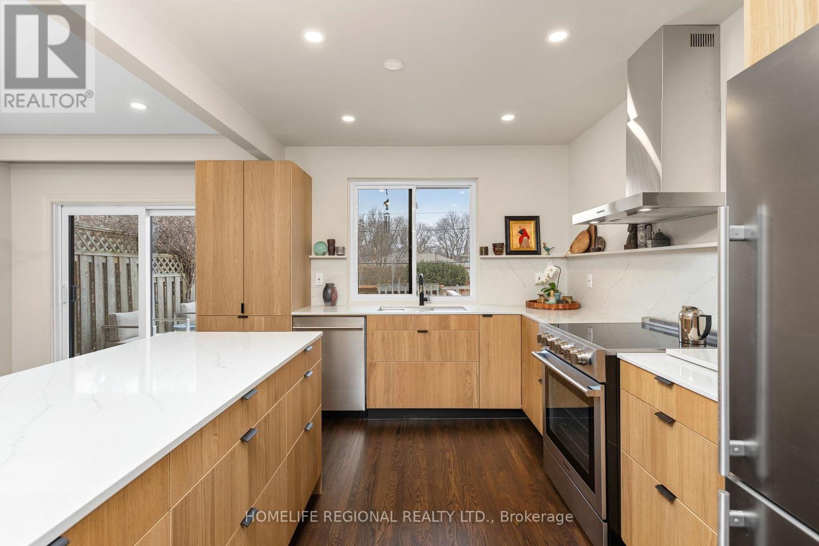 42 Manorhampton Drive, Toronto, Ontario  M9P 1E2 - Photo 11 - W12913894