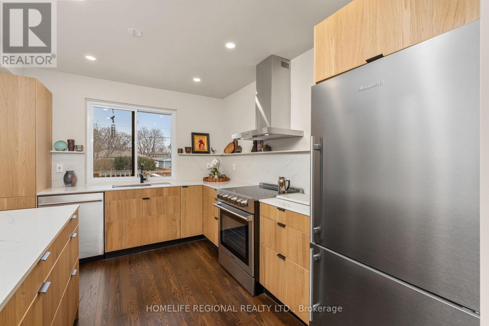 42 Manorhampton Drive, Toronto, Ontario  M9P 1E2 - Photo 12 - W12913894