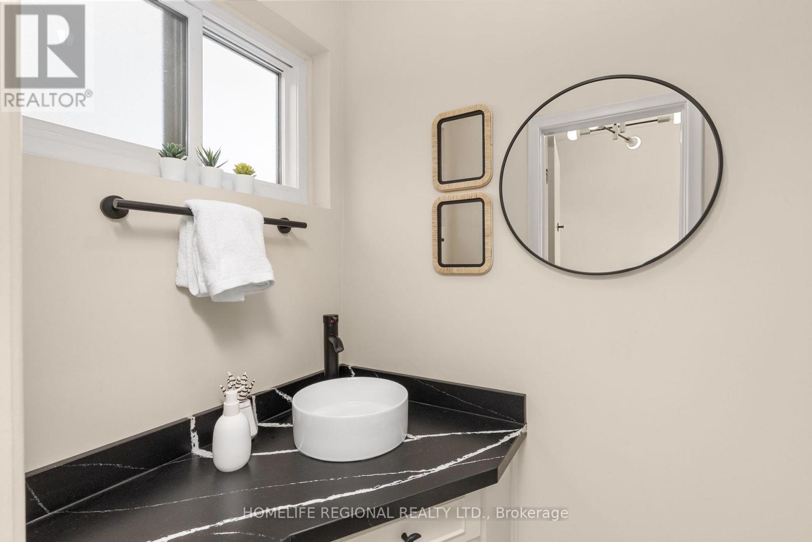 42 Manorhampton Drive, Toronto, Ontario  M9P 1E2 - Photo 23 - W12913894