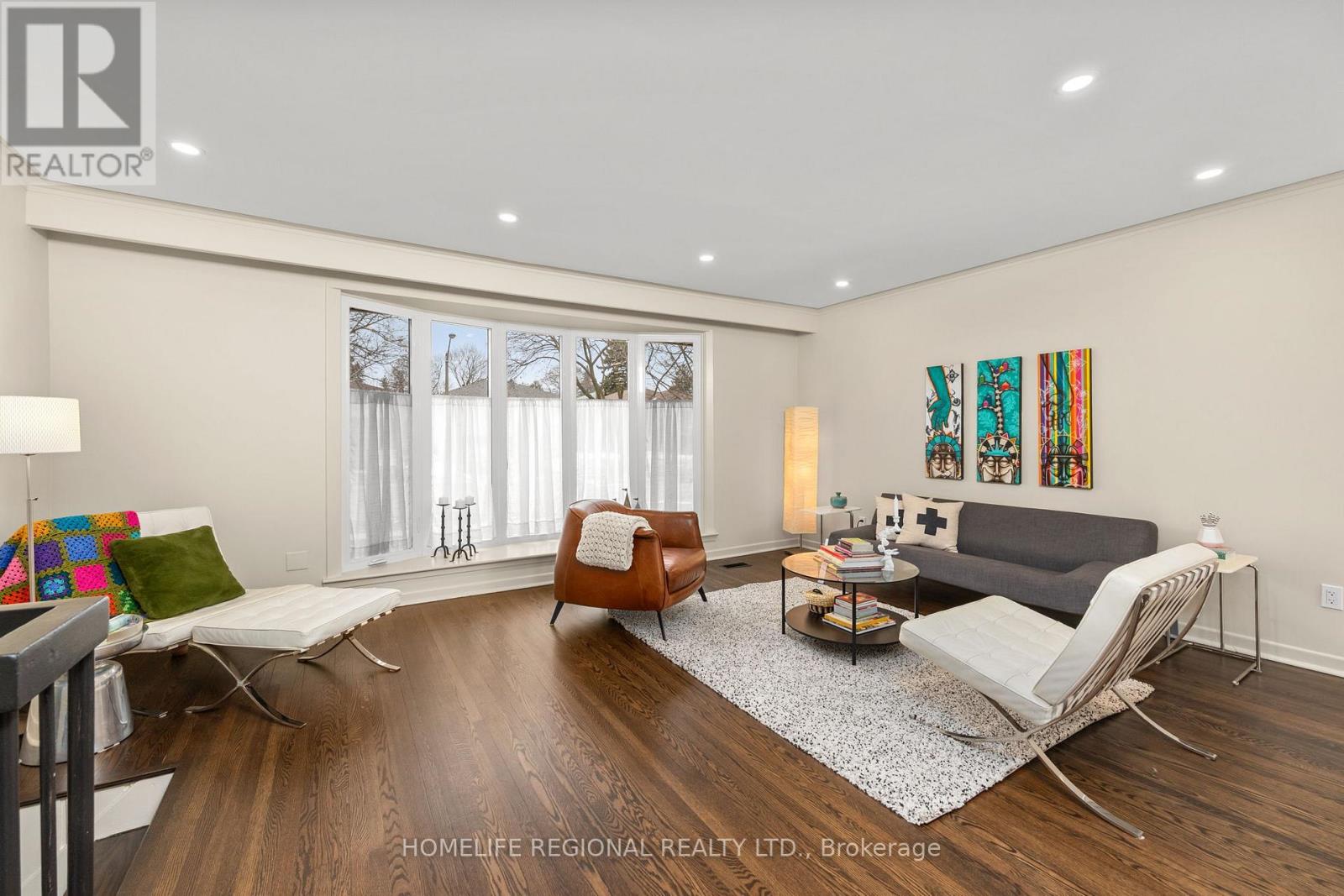 42 Manorhampton Drive, Toronto, Ontario  M9P 1E2 - Photo 5 - W12913894