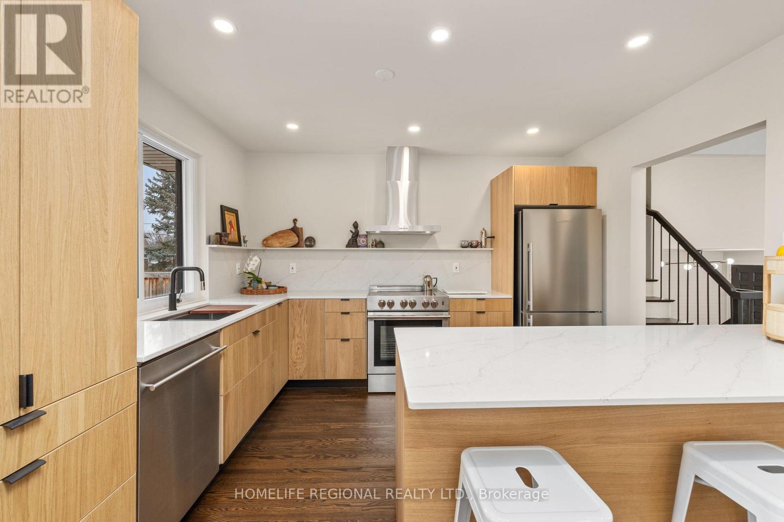 42 Manorhampton Drive, Toronto, Ontario  M9P 1E2 - Photo 9 - W12913894