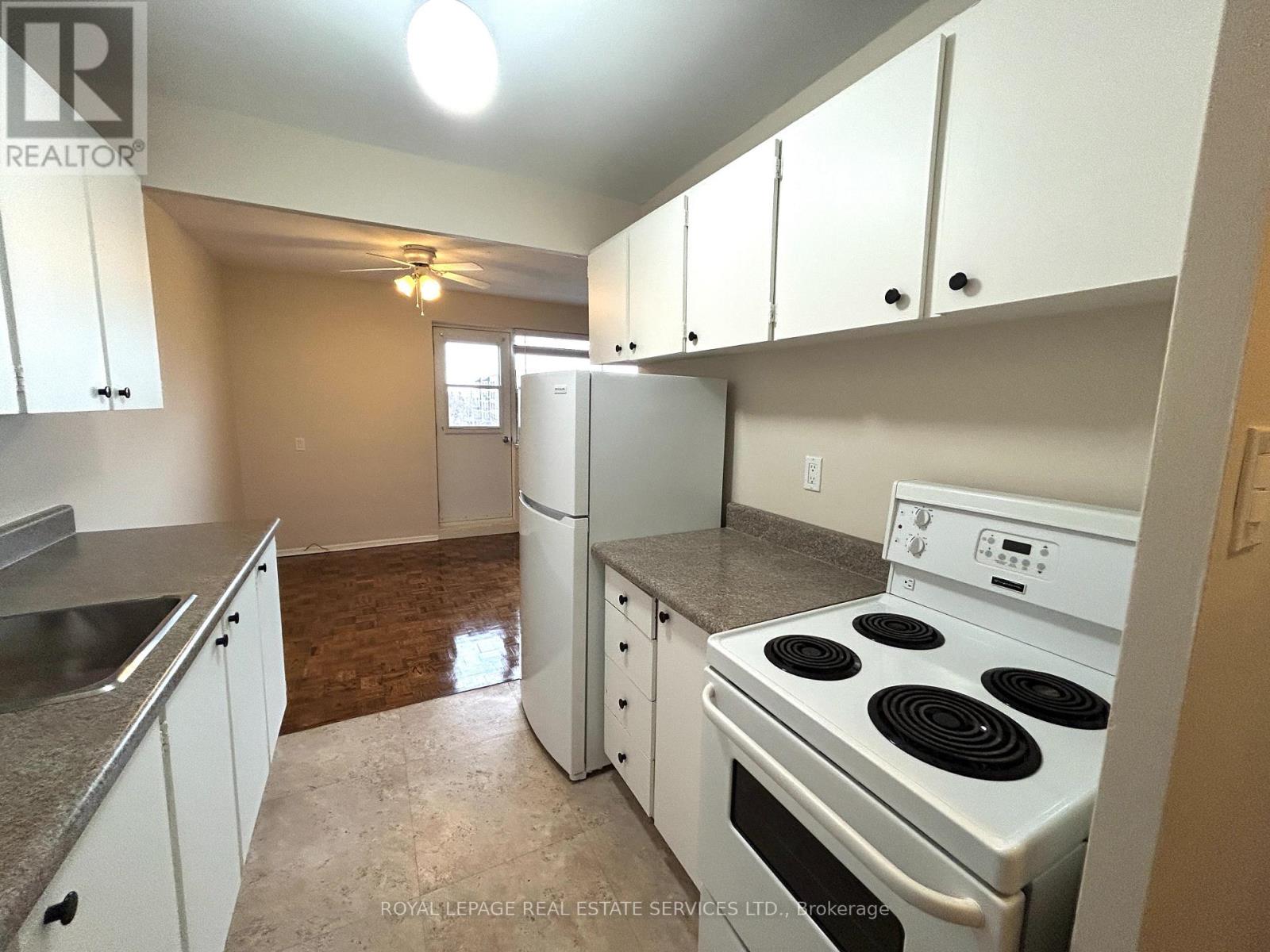 401 - 7 Helene Street N, Mississauga, Ontario  L5G 3B3 - Photo 5 - W12913914