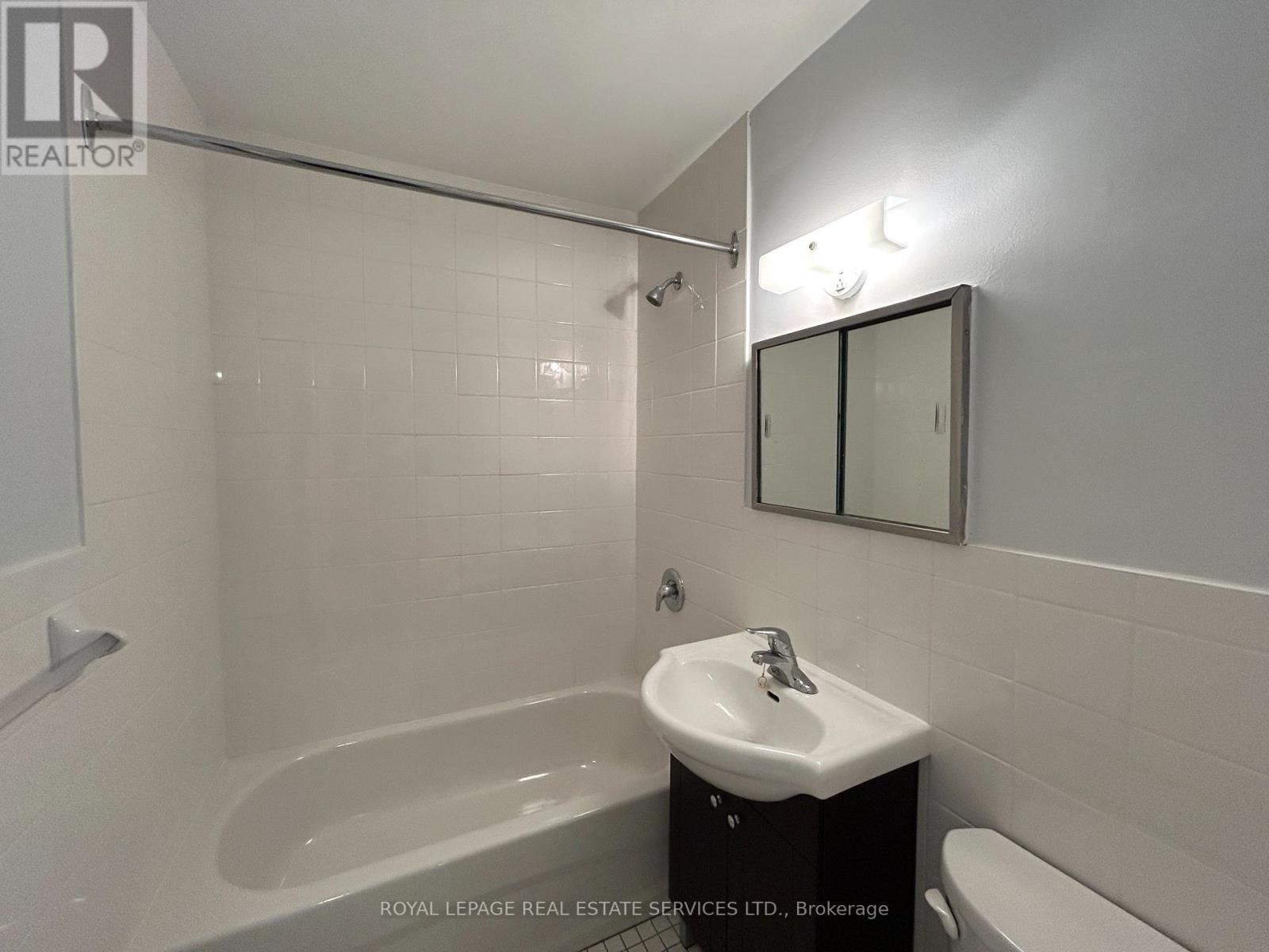 401 - 7 Helene Street N, Mississauga, Ontario  L5G 3B3 - Photo 7 - W12913914