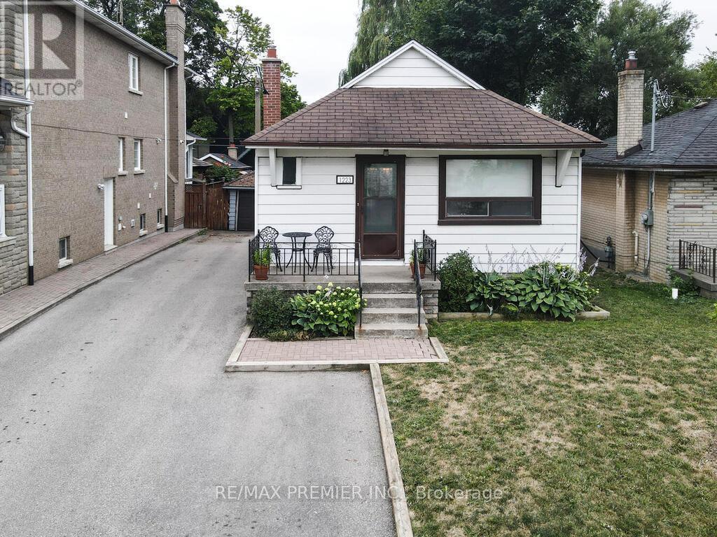 1223 Glencairn Avenue, Toronto, Ontario  M6B 2B6 - Photo 6 - W12913920