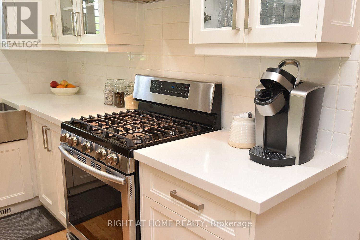 2030 Governors Road, Hamilton, Ontario  L0R 1J0 - Photo 12 - X12913842